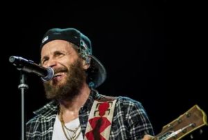 Jovanotti generoso verso gli animali: donati 23 quintali di mangime