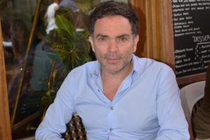 Yann Moix presentatore francese offende le donne: 