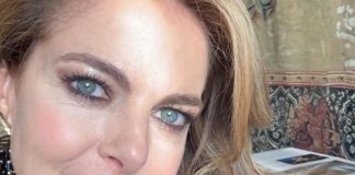 Claudia Gerini contattata tramite social dai feticisti: "vogliono le foto dei miei piedi"