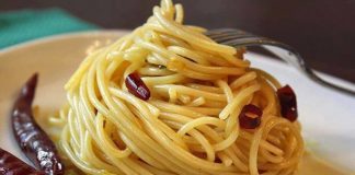 Come fare gli Spaghetti aglio, olio e peperoncino: cosa occorre e preparazione