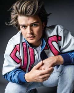 Joe Keery biografia: chi è, età, altezza, peso, fidanzata, Instagram e vita privata