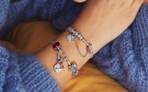 Come pulire e lucidare il bracciale e Charm Pandora: Guida alla Pulizia e consigli professionali