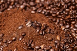 Come riutilizzare il caffè scaduto: Usi, consigli utili e si può bere?