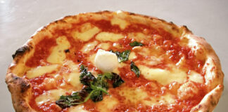 Com'è nata la Pizza Napoletana? Storia, origine, tradizione, ingredienti e curiosità