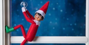 Elf on the Shelf (Elfo della mensola a Natale) chi è?: Storia, Origini, Tradizione e Significato