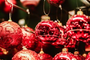 Perché si mettono le Palline sull'albero di Natale? Significato, storia, origine e curiosità